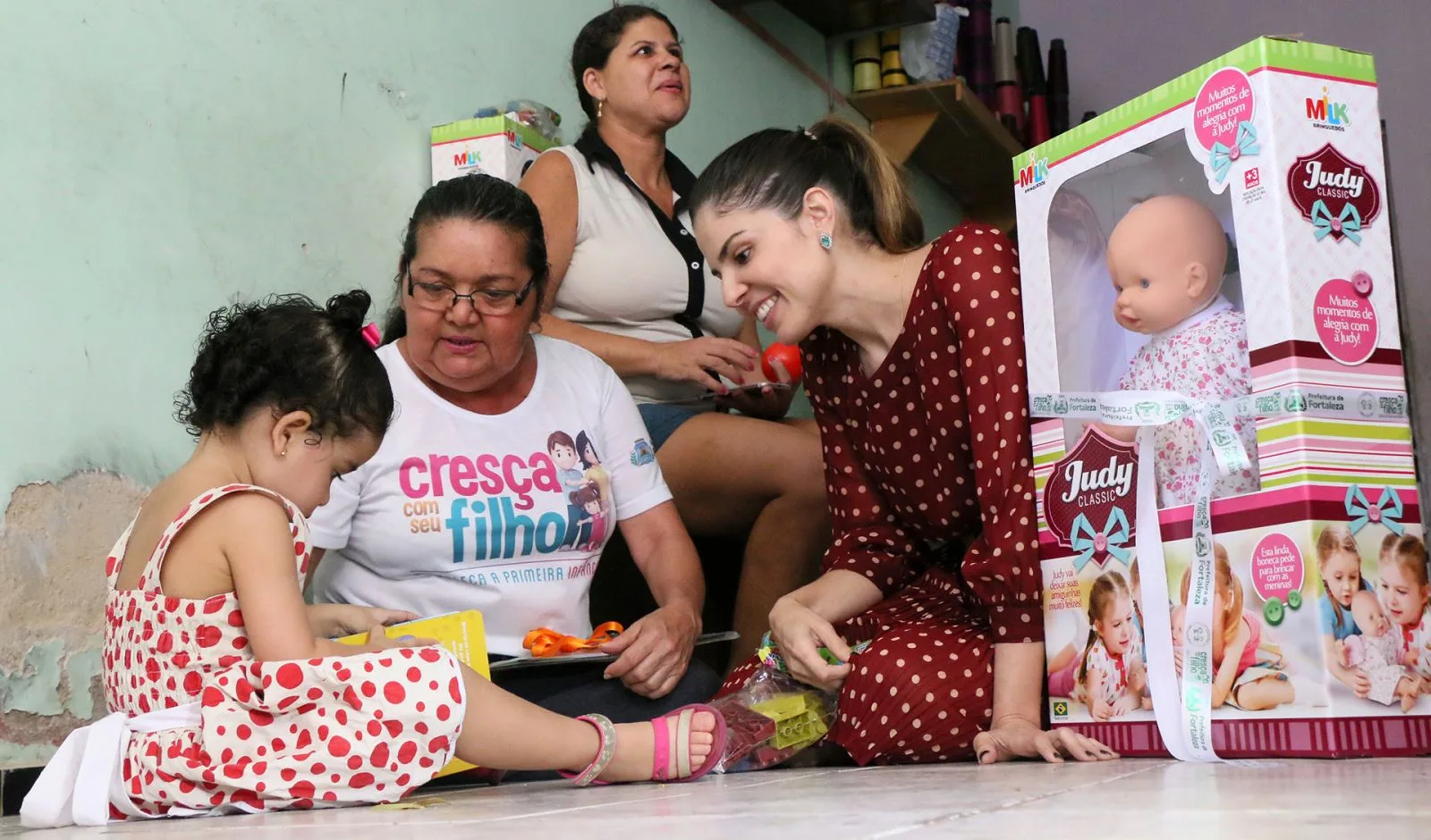 Primeira-dama Carol Bezerra recebe homenagem