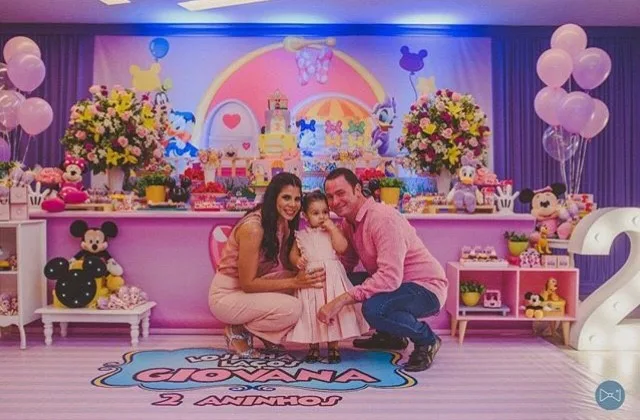 Geórgia e Cássio Forti sopram duas velinhas da filha
