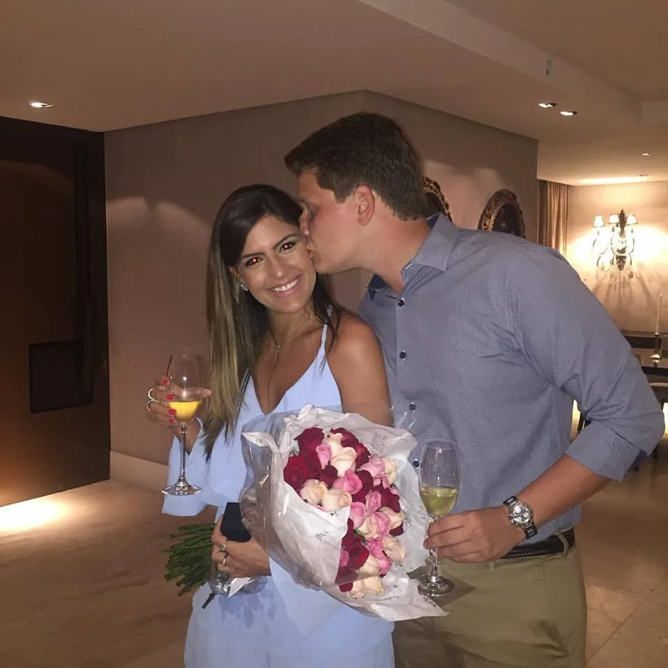Rebecca Bonorandi e Lucas Camilo de alianças na mão direita