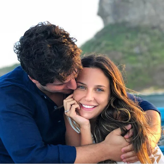 Omar Macedo surpreende e pede Fernanda Levy em casamento