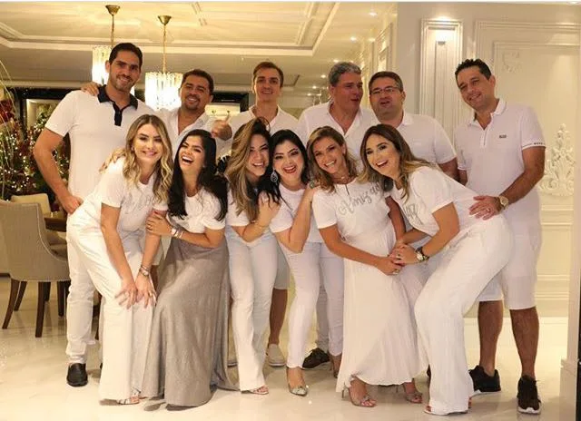 Mariana Pimenta e Reimilson Cruz promovem Natal entre amigos
