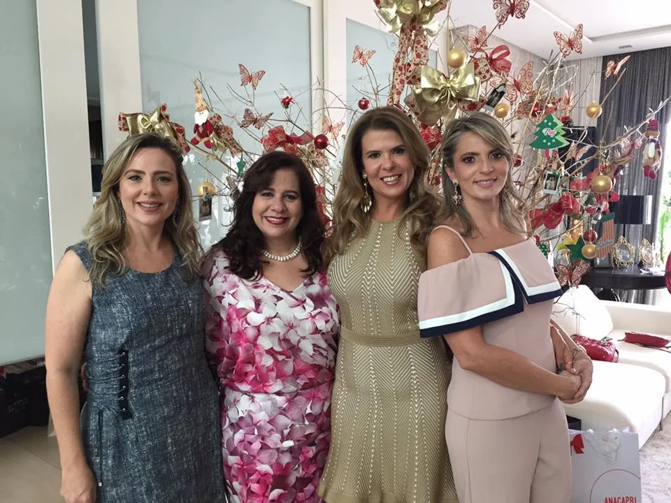 Alexandra Pinto arma Natal com amigas