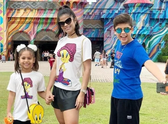 Isabele Temoteo se esbalda em Beto Carrero World