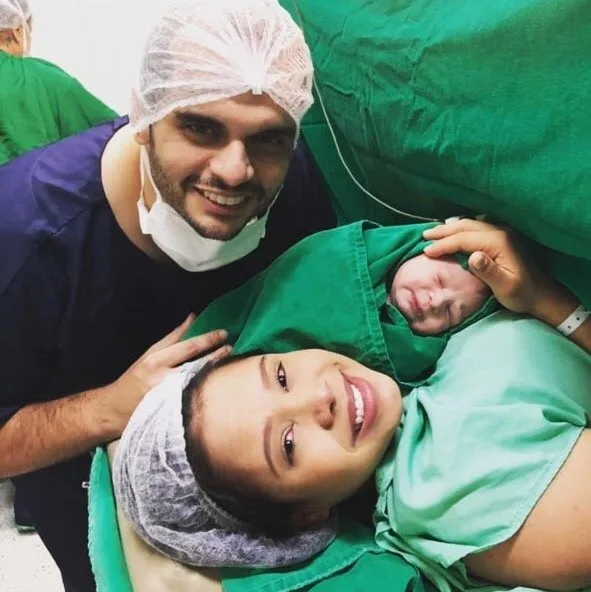 Lina chega para Carol e Rafael Vasques