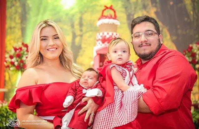 Bella Pinheiro e Roberto sopram velinha da filha