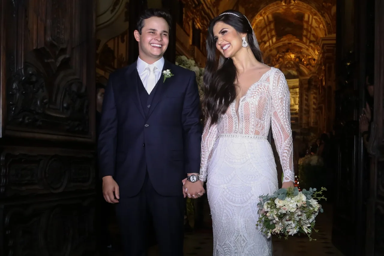 Paula e o cantor Matheus Aleixo se casam