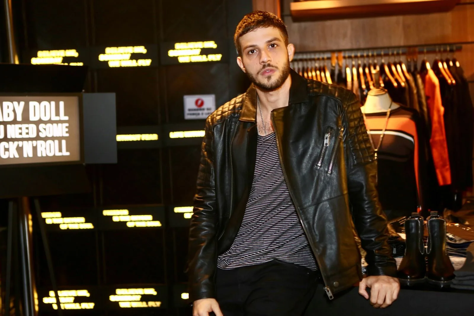 Chay Suede confere lançamento da John John