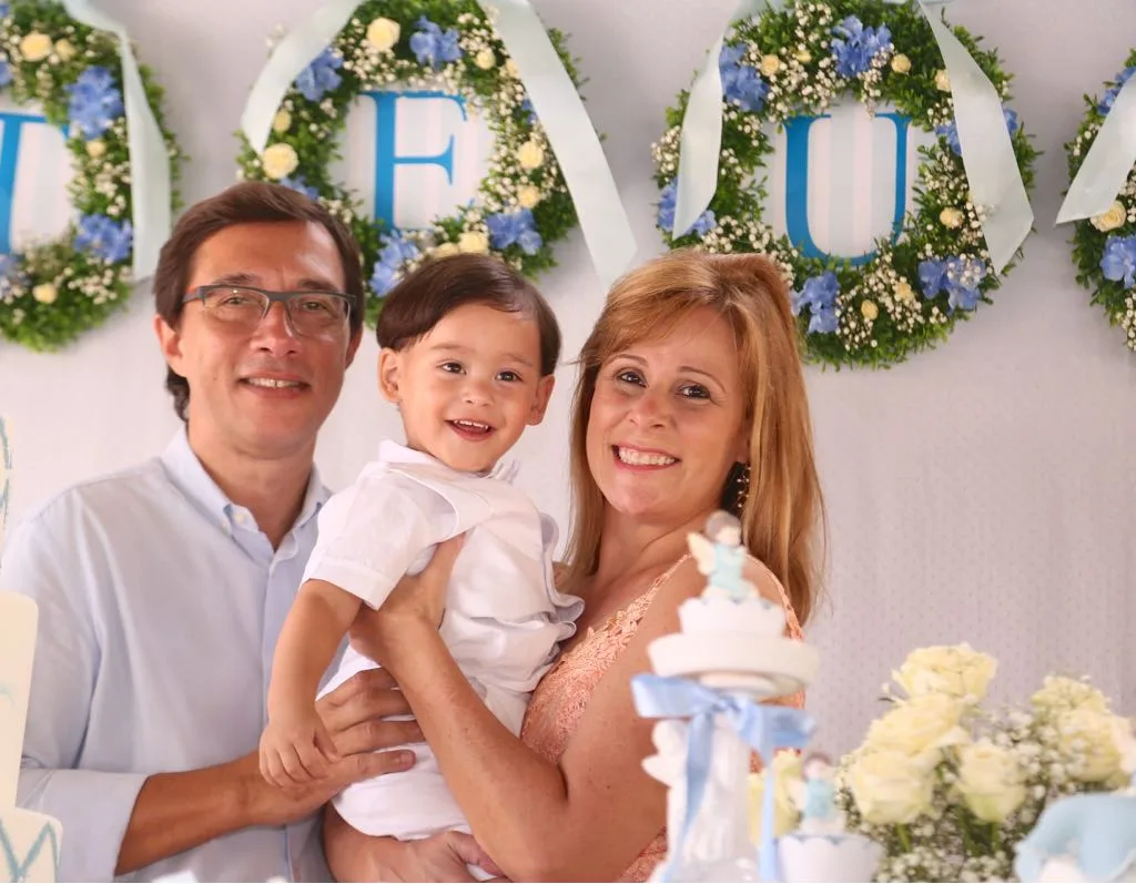 Adriana e Paulo Serra batizam Mateus
