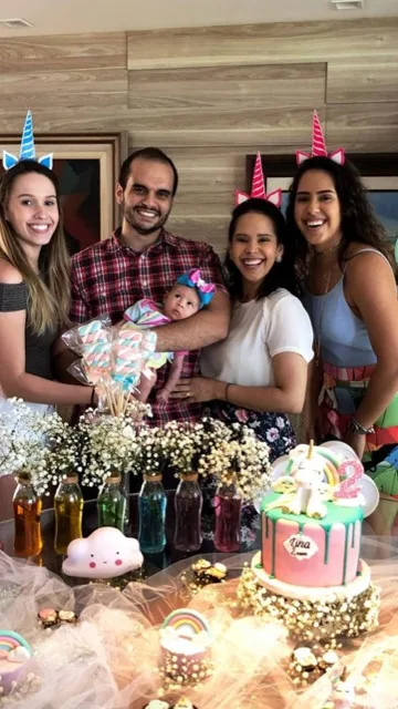 Carol Barbosa e Rafael Vasques comemoram 2 meses da filha