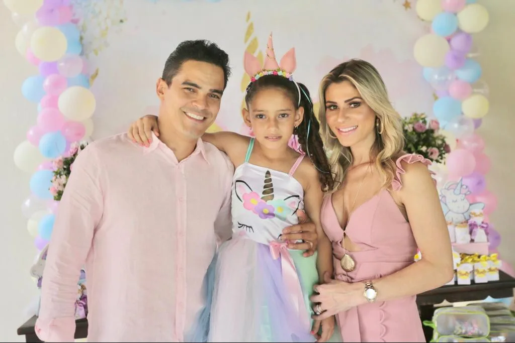 Patrícia e Glauco Holanda festejam aniver da filha