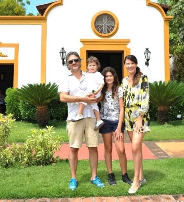 Patricia Calderón e Nelson Jr. batizam o filho