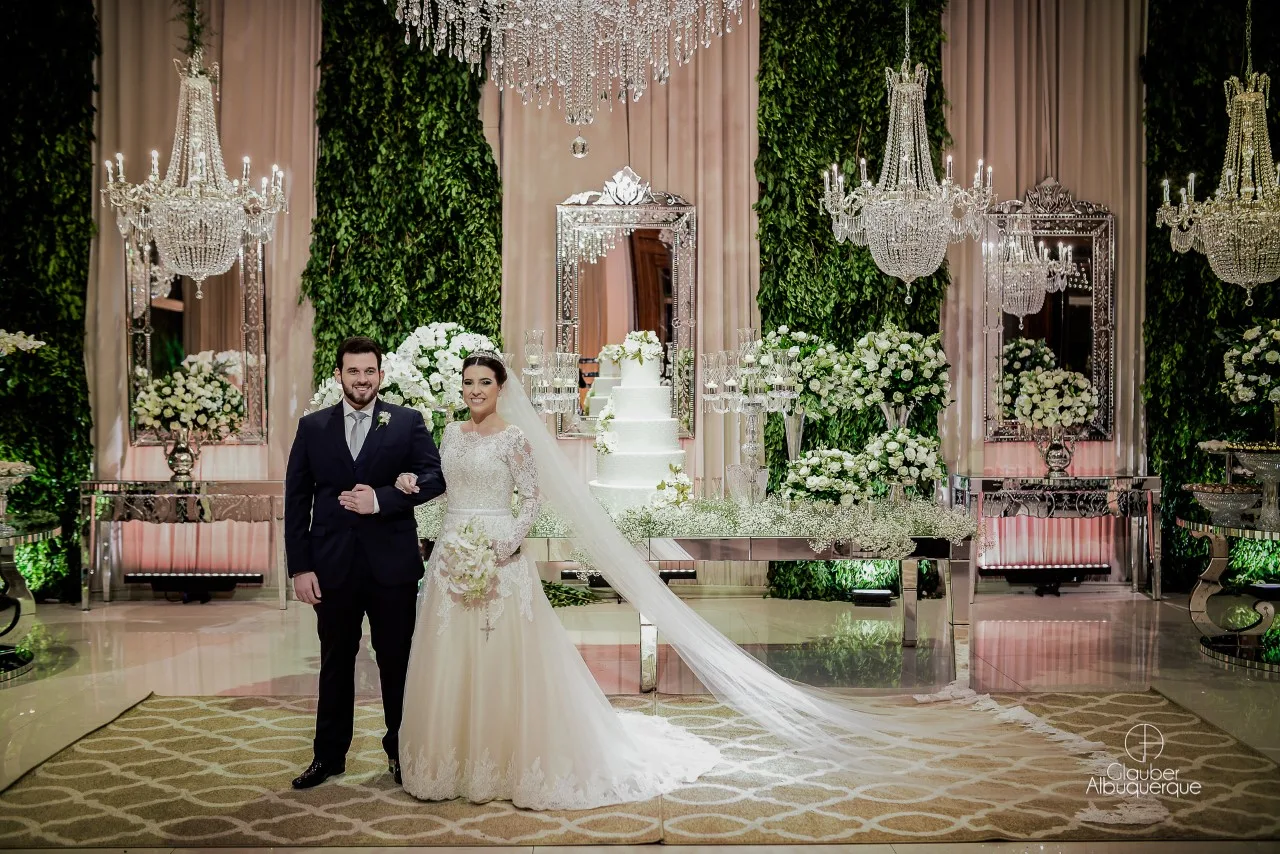 Aline Figueiredo e Davi Moreira sobem ao altar