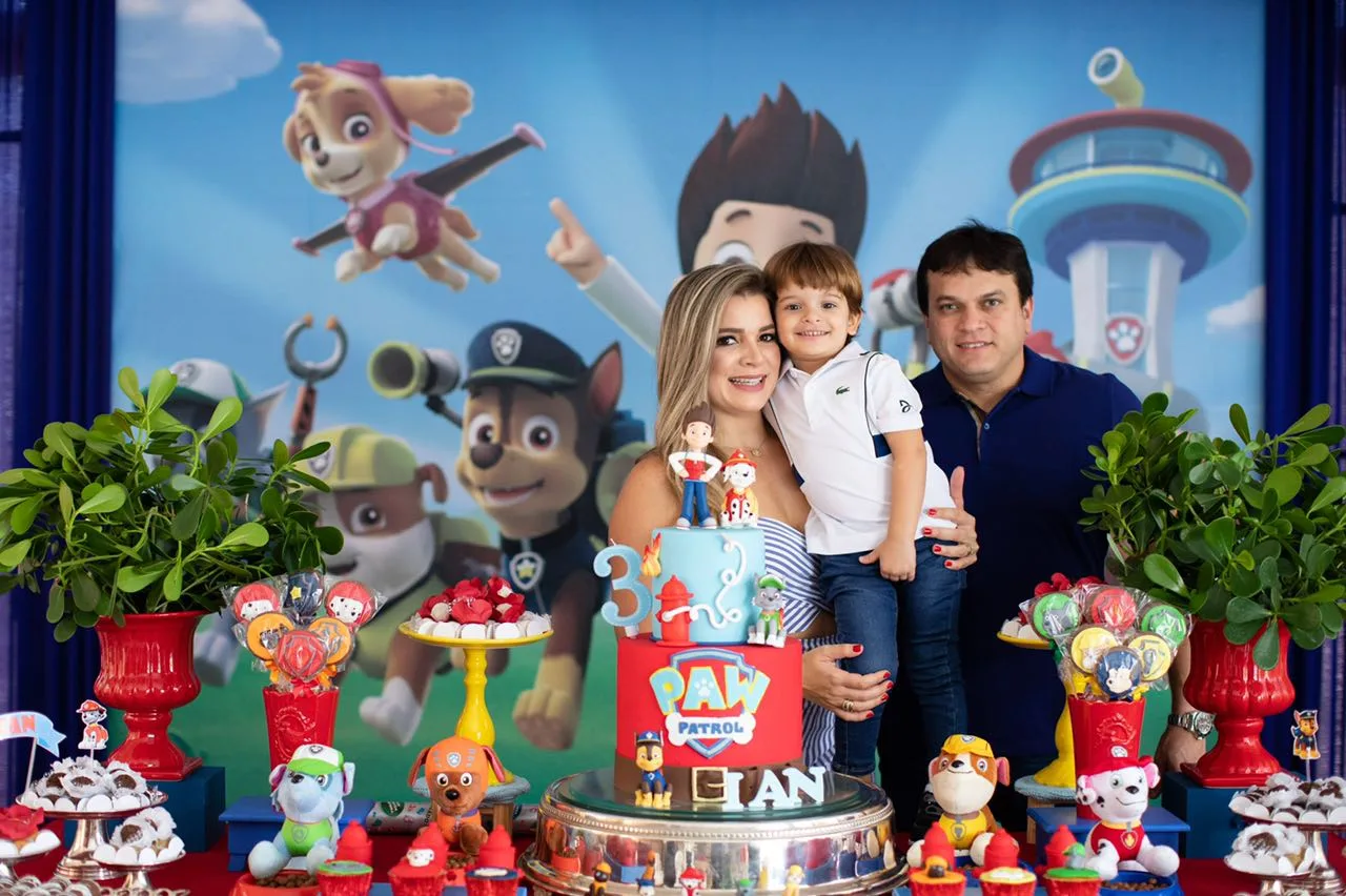 Kamilla e Adriano Barbosa apagam três velinhas do filho