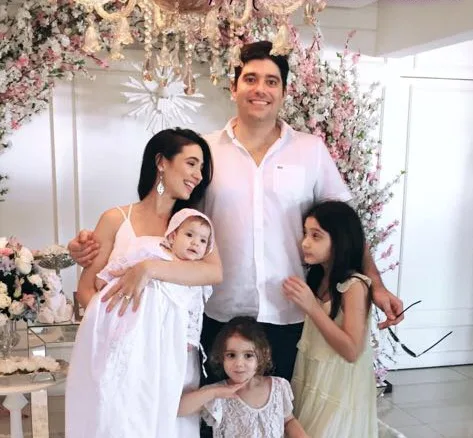 Renata e Leonardo Marinho batizam Olívia