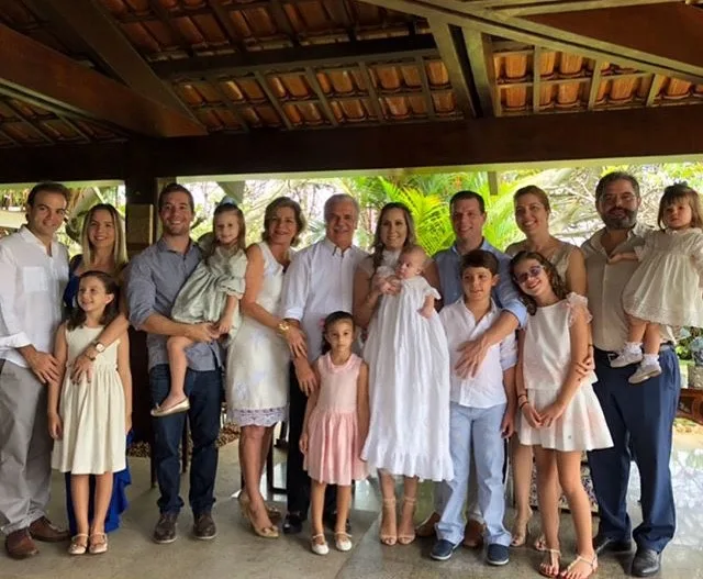 Paulinha e André Rolim batizam filho