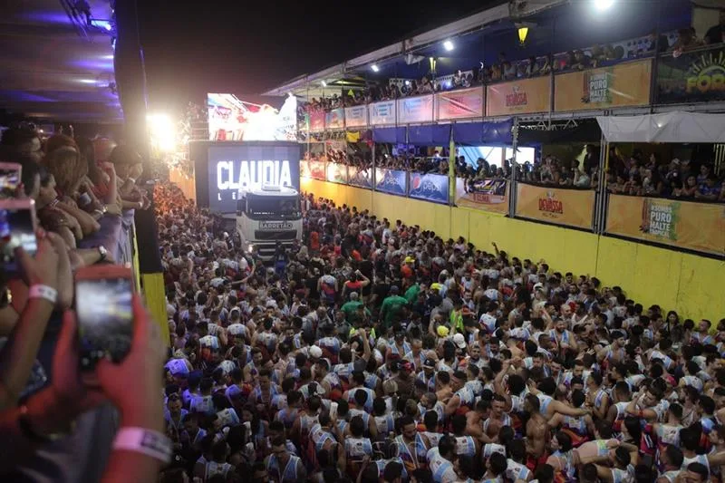 Claudia Leitte e Bell Marques agitam segunda noite de Fortal