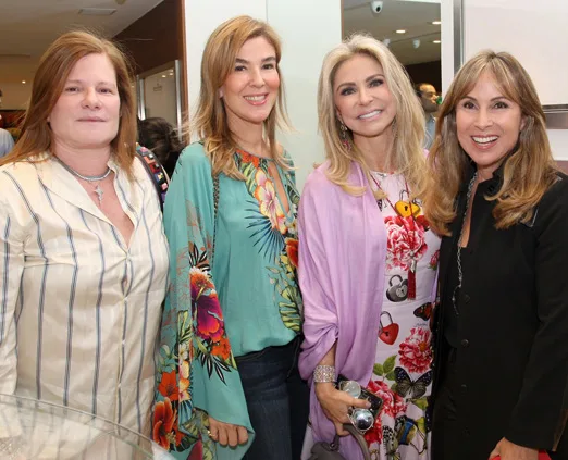 Conferindo a novidade em joias