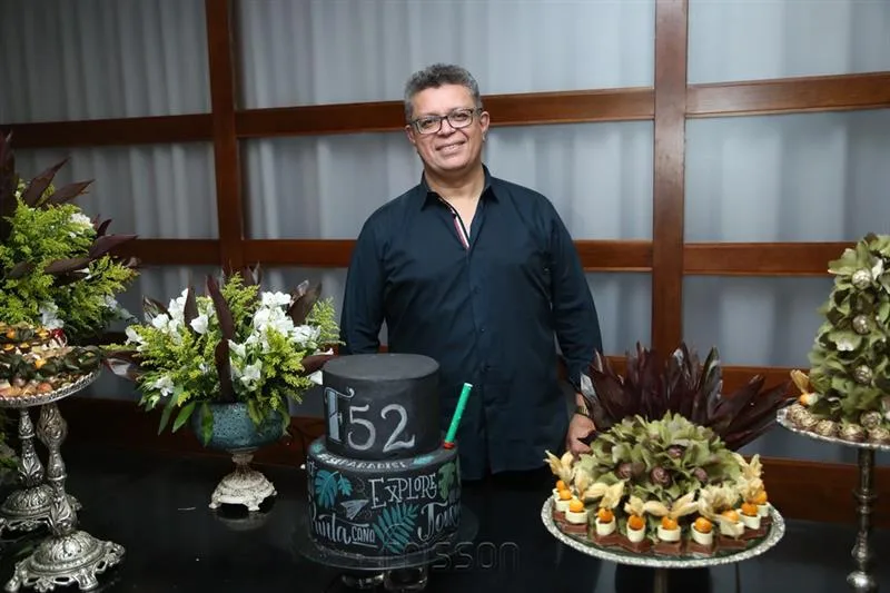 Flavio Liffeman celebra aniversário com festa surpresa