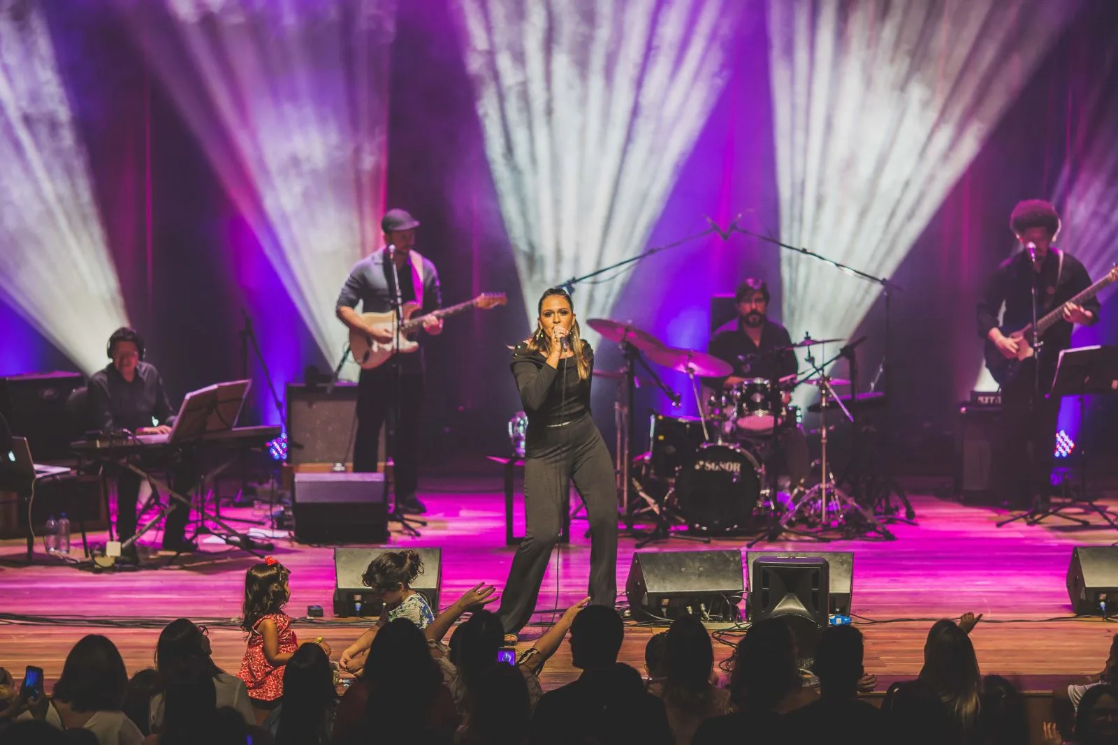 Júlia Dantas emociona público em show "Recomeçar"