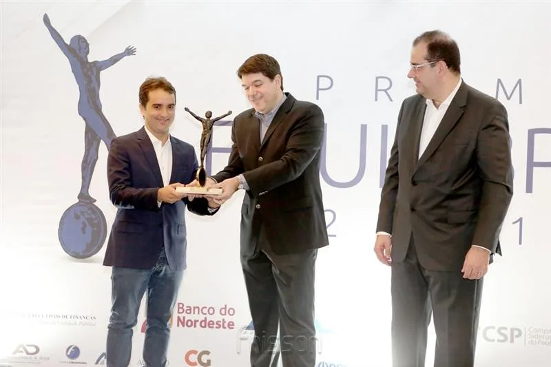 Ari de Sá Neto recebe Prêmio Equilibrista 2018