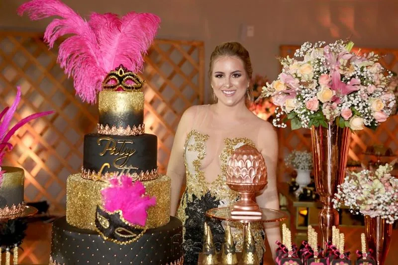 Patrícia Leitte celebra nova idade em festa à fantasia