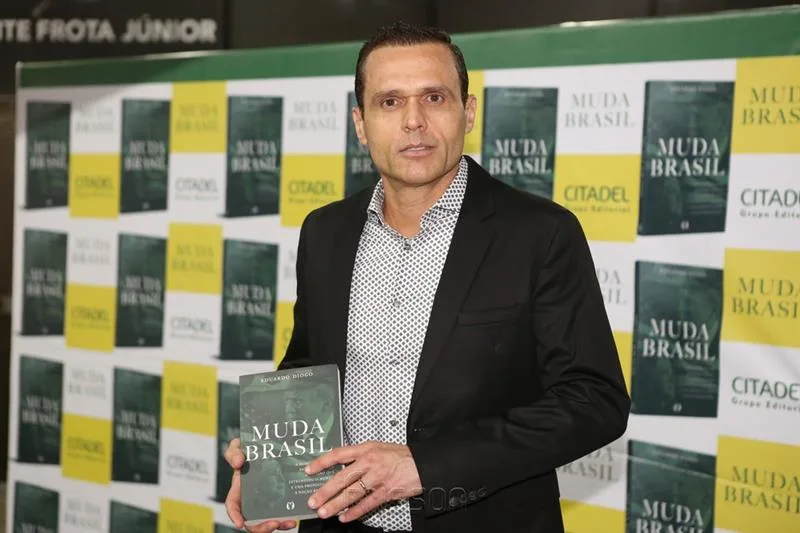 Eduardo Diogo lança livro "Muda Brasil"
