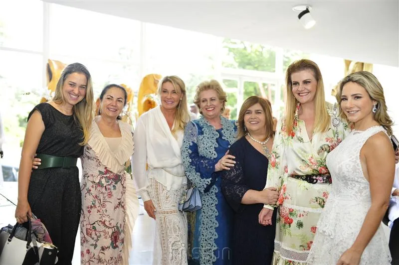 Martha Medeiros promove seleto almoço feminino