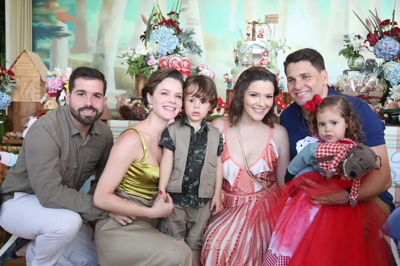 Bento e Liz sopram três velinhas