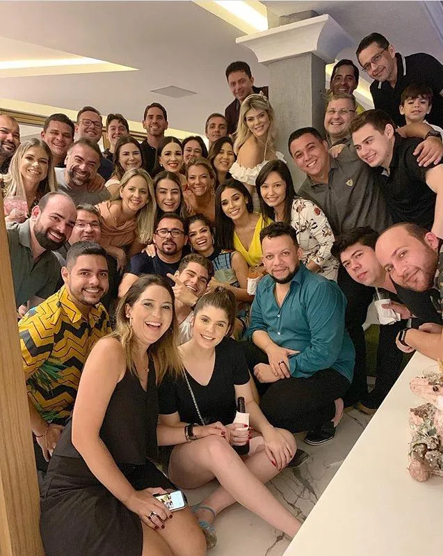 Isabele e Xand Avião recebem amigos na nova casa