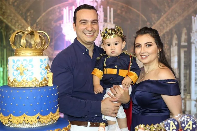 Arthur Aragão sopra primeira velinha
