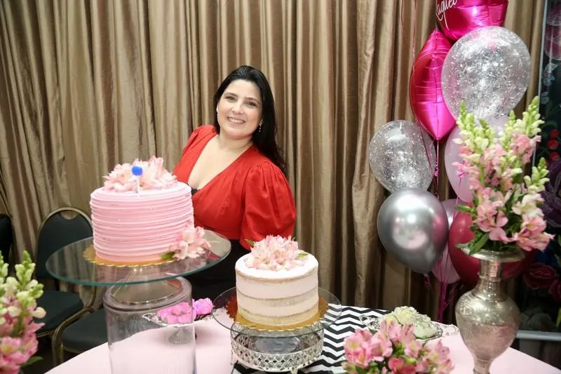 Raquel Cavalcante ganha festa surpresa