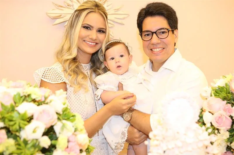 Aline e Andrei Aguiar batizam Liz