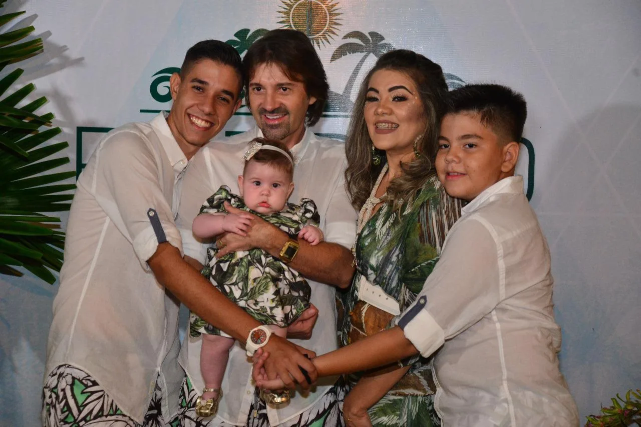Ana e Rodrigo Lima sopram primeira velinha de Mariana
