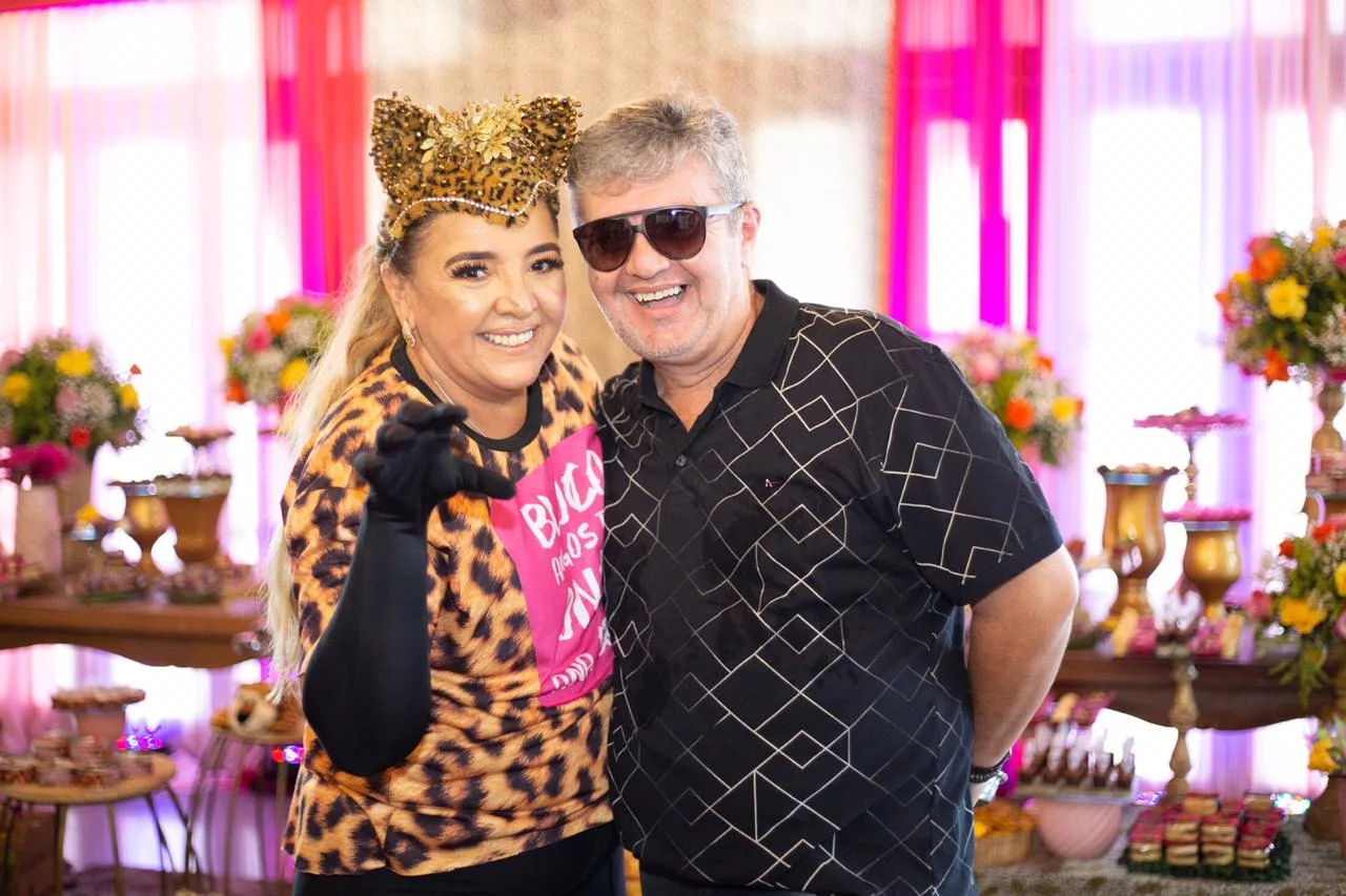Ana Guilherme festejou niver em clima carnavalesco