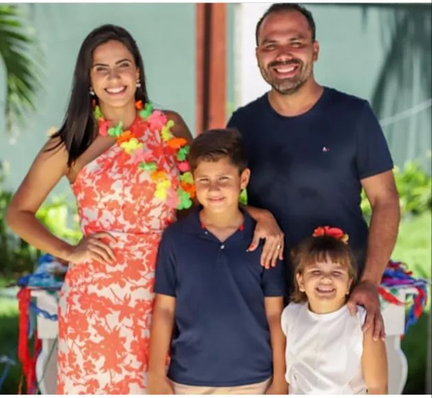 Isa Xavier ganha festa surpresa