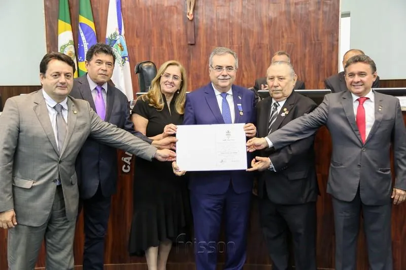 Medalha Boticário Ferreira é entregue a Assis Cavalcante