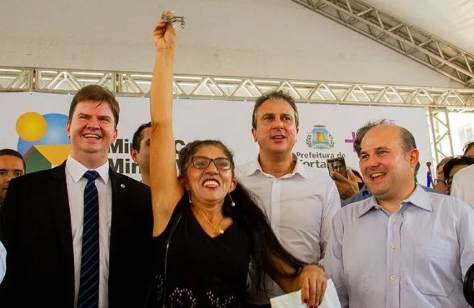 Camilo Santana entrega 1.248 unidades habitacionais