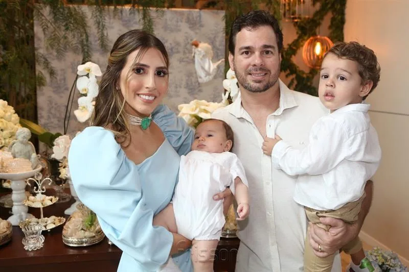 Tayra e Léo Aguiar levam Ravi à pia batismal