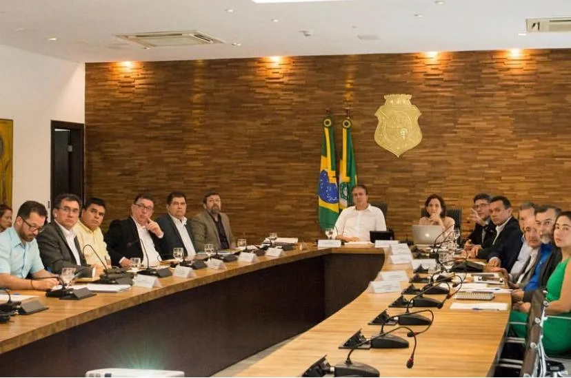 Camilo Santana: um olho no futuro, outro na democracia