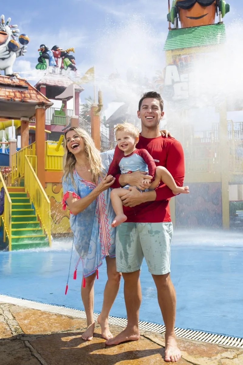 Karina Bacchi curte Beach Park com família