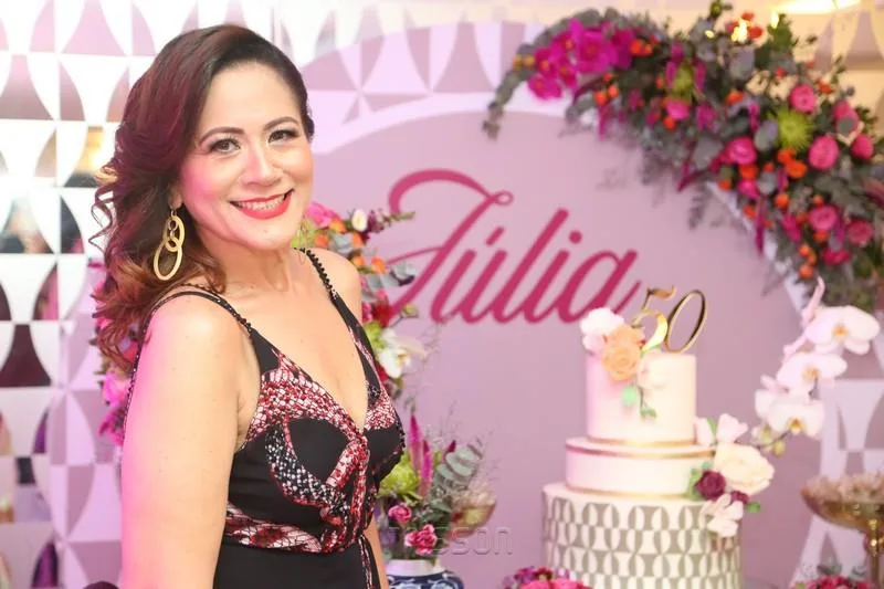 Júlia Oliveira celebra 50 anos