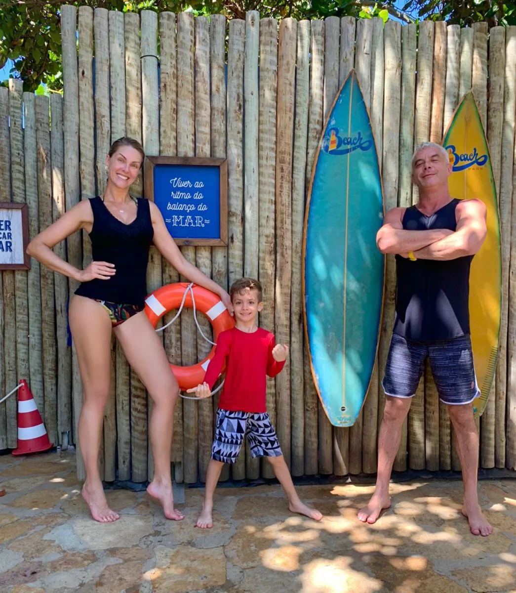 Ana Hickmann curte férias em família no Ceará