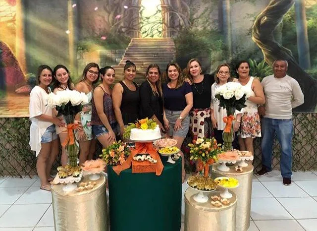 Paula Athayde ganha festa surpresa