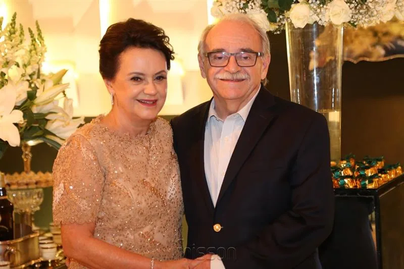 Ednilton e Leninha Soárez brindam as Bodas de Ouro