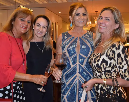 Brindando a nova idade entre amigas