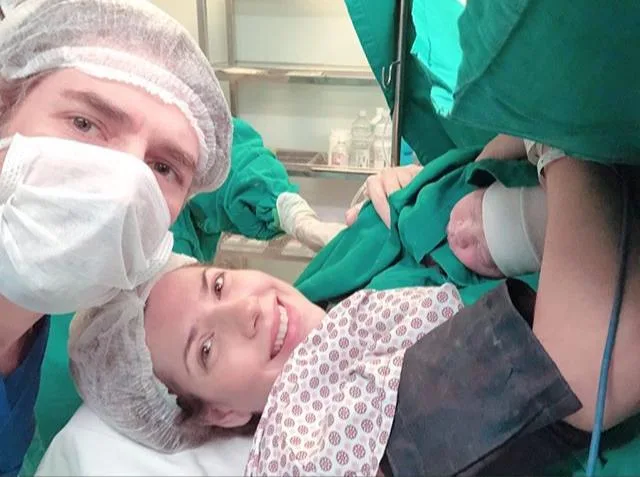 Nasce Helena para Anna Macedo e Léo Brasil