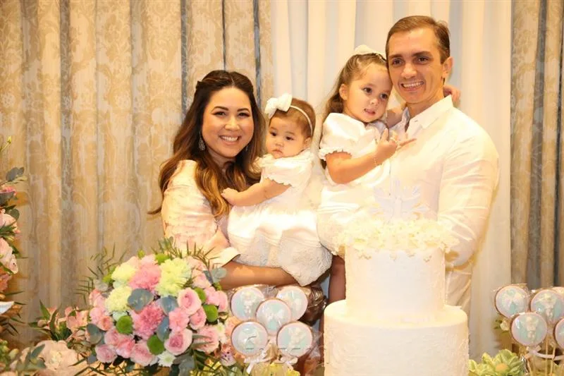 Carol Yamazaki e Marcelo Marfrutas batizam filha