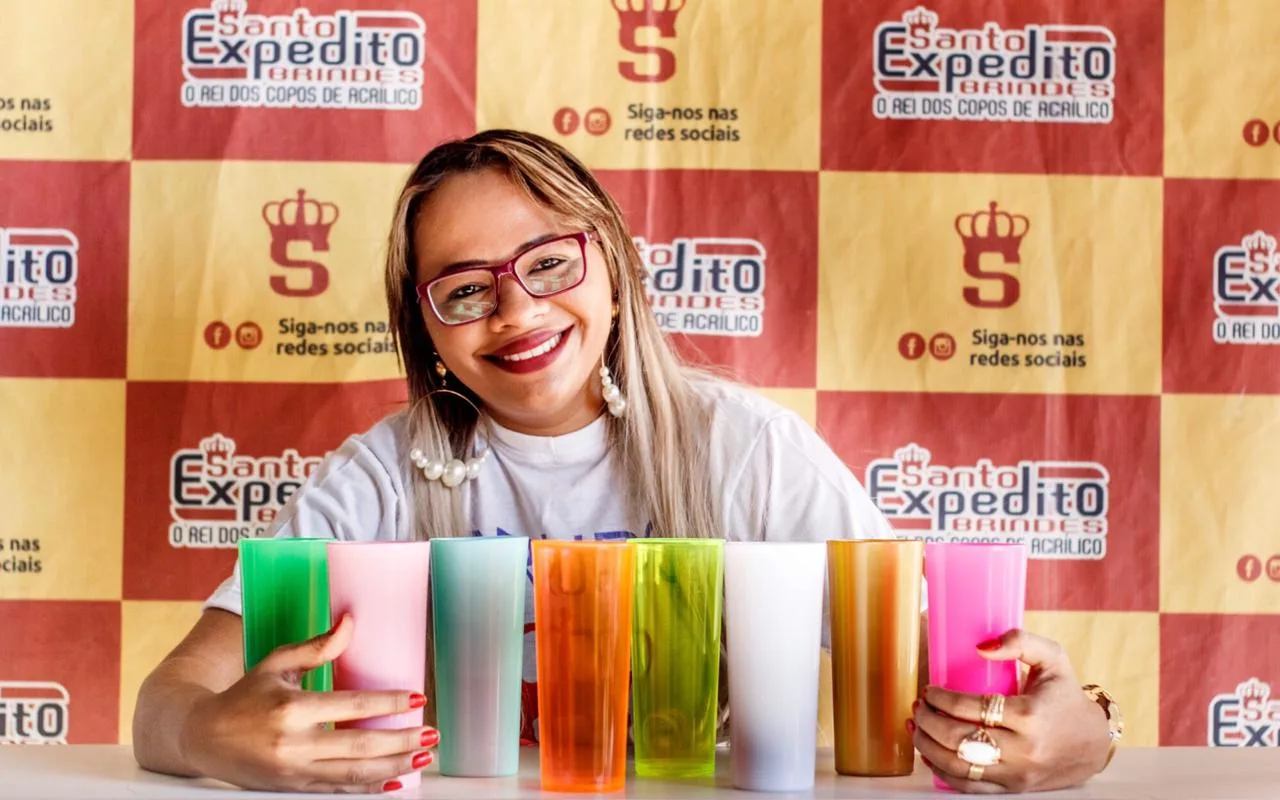 Crislane Alves: êxito em copos e brindes