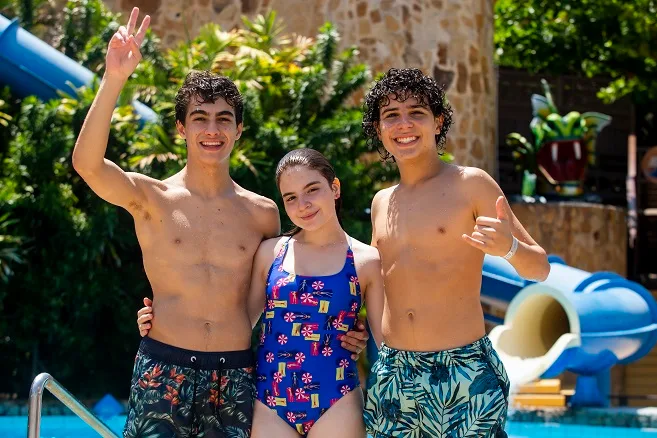 Atores curtem folga no Beach Park