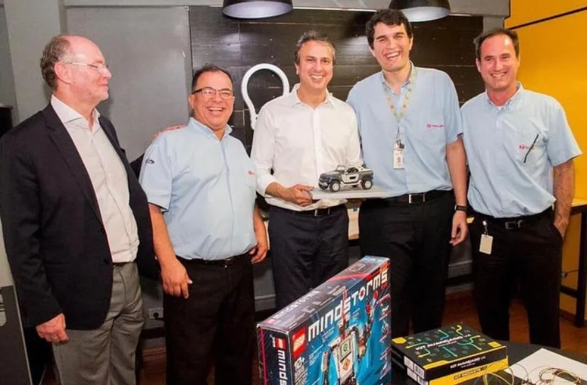 Camilo Santana visita fábrica da Troller